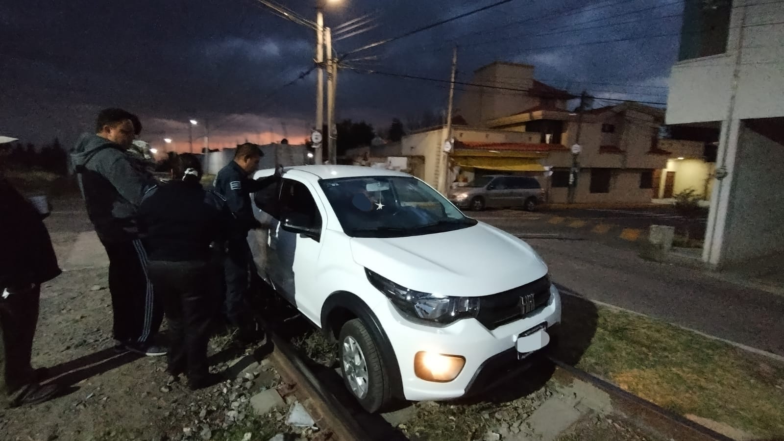 Conductor alcoholizado es detenido en flagrancia, al quedar inmóvil en las vías del tren en Xiloxoxtla